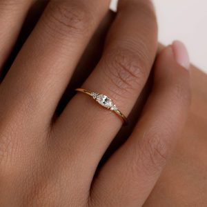 Anillo de compromiso de oro amarillo de 18 K minimalista, sencillo y elegante.