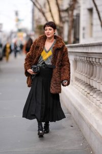 Elegancia y estilo atemporal: el abrigo de pelo largo es el must-have de este invierno para cualquier armario femenino.  Abrigos de pelo largo en tendencia.
